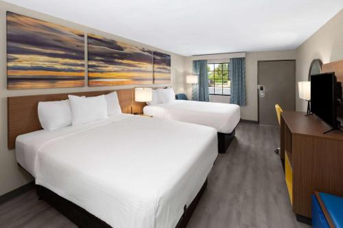 Ένα ή περισσότερα κρεβάτια σε δωμάτιο στο Days Inn & Suites by Wyndham Vicksburg
