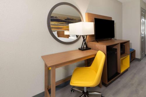 Μια τηλεόραση ή/και κέντρο ψυχαγωγίας στο Days Inn & Suites by Wyndham Vicksburg