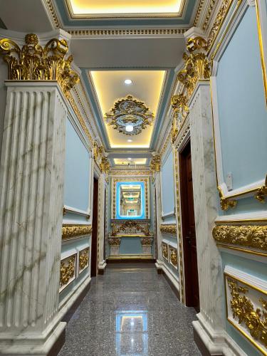 a hallway of a building with a gold ceiling at Khách Sạn Đức Toàn in Ấp Nhì (1)