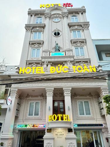 a large building with a hotel bite room sign on it at Khách Sạn Đức Toàn in Ấp Nhì (1)