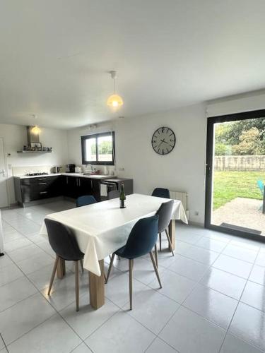 une cuisine et une salle à manger avec une table et des chaises dans l'établissement Chez Katerina - Plomeur proches plages, à Plomeur