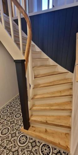 a staircase in a house with a wooden stair case at Haus Soltun-Was will man mehr! in Runde