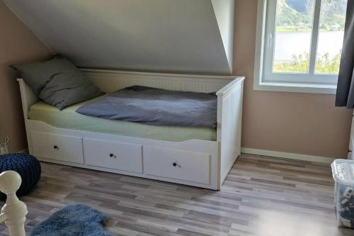 a white bed in a room with a window at Haus Soltun-Was will man mehr! in Runde