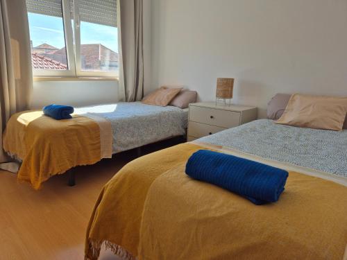 Ένα ή περισσότερα κρεβάτια σε δωμάτιο στο Figueira Family Apartment