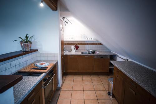 Una cocina o zona de cocina en Wirt Weissau