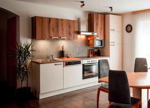 Una cocina o zona de cocina en Wirt Weissau