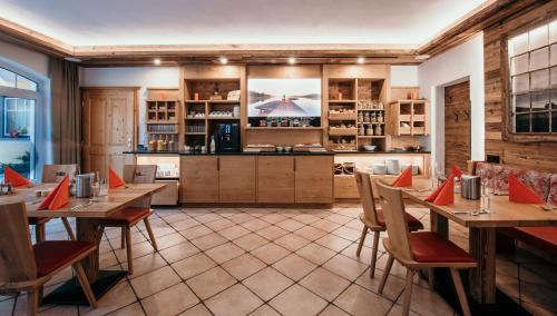 Una cocina o zona de cocina en Wirt Weissau