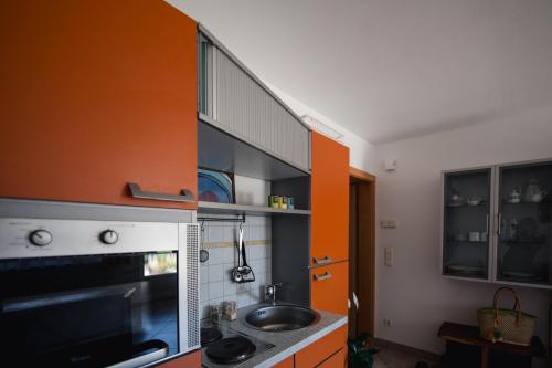Una cocina o zona de cocina en Wirt Weissau