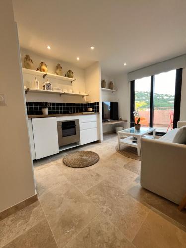 un salon avec un canapé et une table dans l'établissement Appartement Soleil, à Cavalaire-sur-Mer