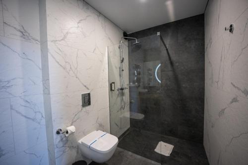 Un baño de A Hotel by Apartel