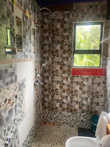 a bathroom with a sink and a window at Mar de las Calmas in Portinho da Inhaca