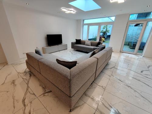 デュッセルドルフにあるB-Chill Houseのソファとテレビのあるリビングルーム