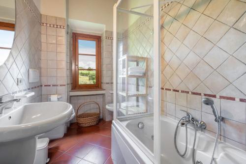 Ένα μπάνιο στο La Tesa Country House With Pool S. Gimignano