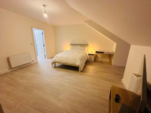 Postel nebo postele na pokoji v ubytování King Room with Ensuite in Dublin