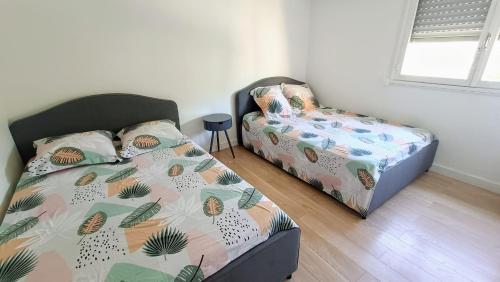 une chambre avec un lit et une chaise dedans dans l'établissement Appartement à 200m de la plage,300m des commerces, à Saint-Raphaël
