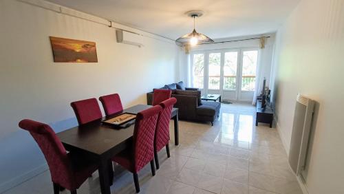 un salon avec une table et des chaises de salle à manger dans l'établissement Appartement à 200m de la plage,300m des commerces, à Saint-Raphaël