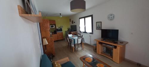 TV a/nebo společenská místnost v ubytování Royans-Vercors - Gîte Chez Suzanne - 1-4 personnes