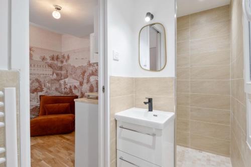 Ένα μπάνιο στο Appartement Moderne à Issy - Très Proche RER