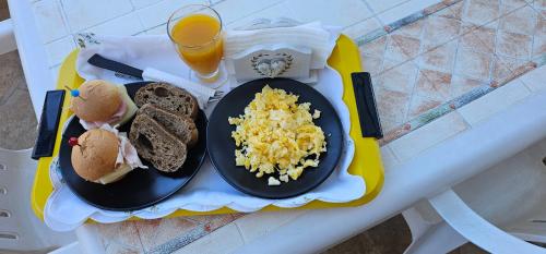 een bord eten met eieren en toast op een tafel bij Casa DARIO in Locorotondo