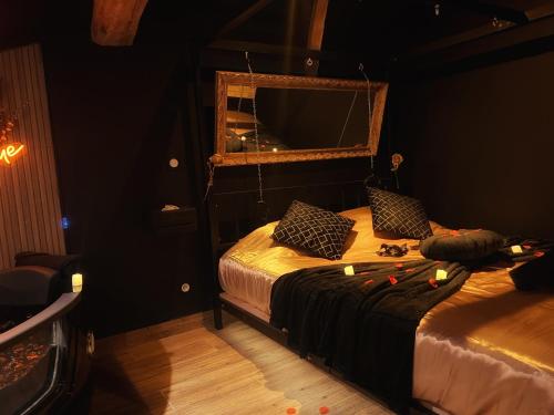 Ένα ή περισσότερα κρεβάτια σε δωμάτιο στο Love Room Fantasme 50 Nuances