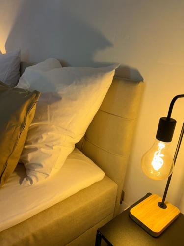 ein Schlafzimmer mit einem Bett und einer Lampe auf einem Tisch in der Unterkunft Auszeit am Tönsberg Oerlinghausen Teutoburger Wald in Oerlinghausen