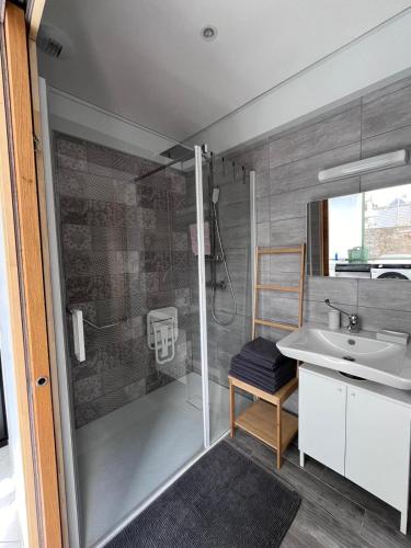 une salle de bain avec douche et lavabo dans l'établissement Maison de vacances les Coulonneux, à Saint-Valery-sur-Somme
