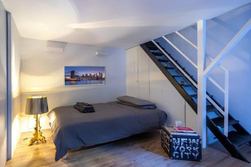 Walk to Duomo, Central Loft near Metro, M4 Linate 2min walk