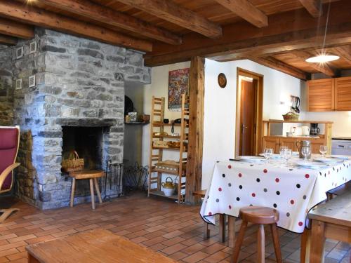 - une cuisine avec une table et une cheminée en pierre dans l'établissement Chalet typique 8 personnes à Méribel, calme et pittoresque - FR-1-180-190, à Méribel