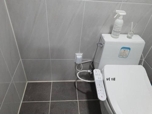 a bathroom with a toilet with a remote control on it at bokdakbokdak in Yeoncheon