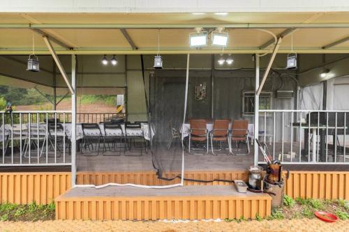 a screened in porch with a table and chairs at bokdakbokdak in Yeoncheon