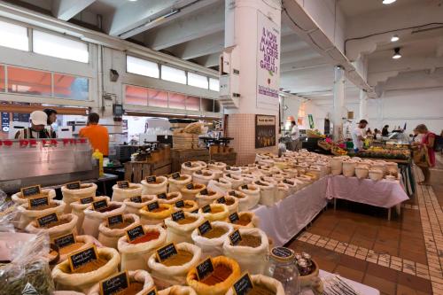 - une cuisine avec un paquet de nourriture dans des sacs en plastique dans l'établissement Casa Josa - Rue d'Antibes, à Cannes