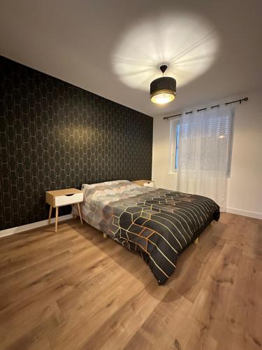 une chambre avec un lit et une table dedans dans l'établissement Chic & Confort F3, à Auxerre