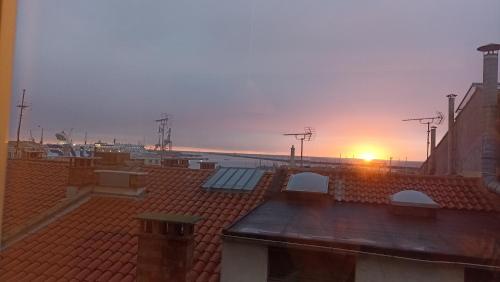 a view of the ocean from the roof of a building at Ancienne maison de pêcheurs rénovée à Sète in Sète
