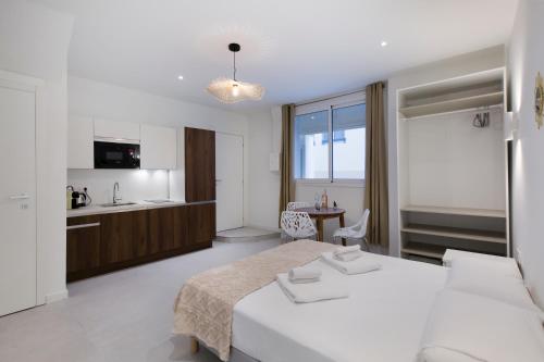 une chambre avec un lit et une cuisine avec une table dans l'établissement Casa Josa - Rue d'Antibes, à Cannes
