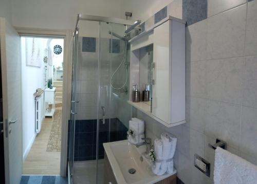 a bathroom with a sink and a shower at My FAMILY INTERO APPARTAMENTO CON PARCHEGGIO PRIVATO in Potenza