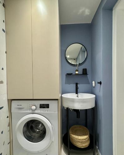 Microhome in Philopappos Hill