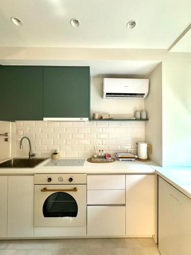 Microhome in Philopappos Hill