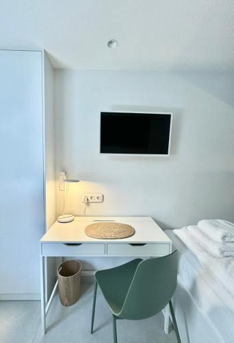 Microhome in Philopappos Hill