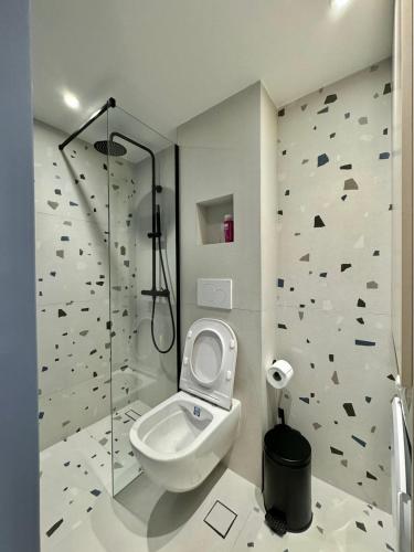 Microhome in Philopappos Hill