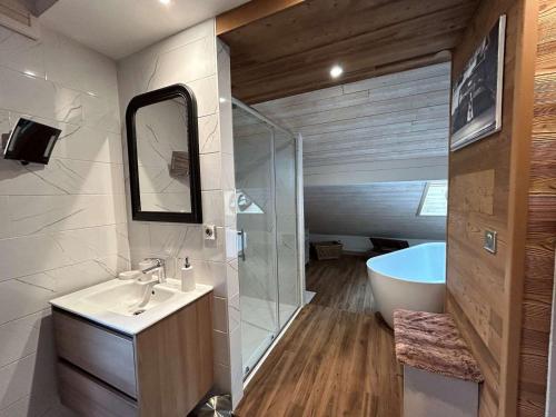 Photo de la galerie de l'établissement Grand appartement contemporain 10 pers, proche pistes et centre, ascenseur et Wifi inclus - FR-1-180-636, à Les Allues