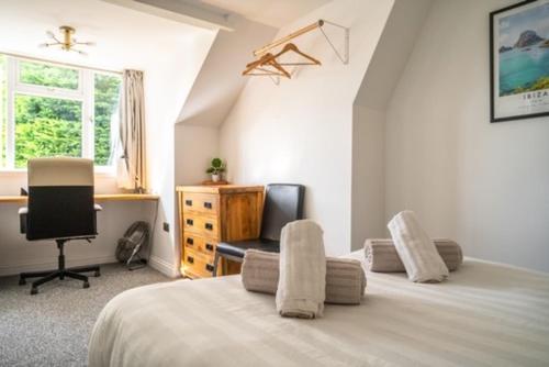 a bedroom with a bed and a desk and a computer at Tu Casa Brighton , A Beautiful & Peaceful 4 bedroom House with garden, BBq area , EV & Parking in Brighton & Hove