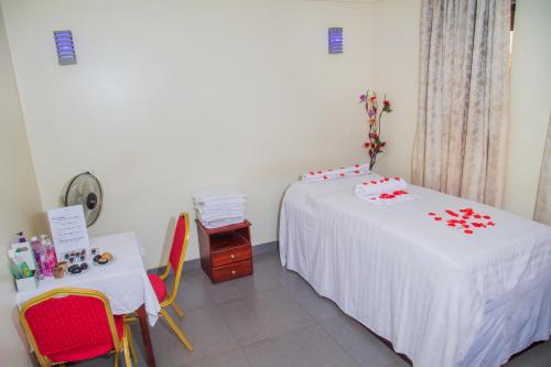 Postel nebo postele na pokoji v ubytování Kenendia Hotel