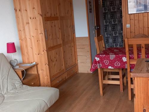 - un salon avec une table, un canapé, une table et une chaise dans l'établissement Studio cosy pour 3 personnes à Arc 1800, proche pistes, commerces et navettes - FR-1-411-124, à Arc 1800