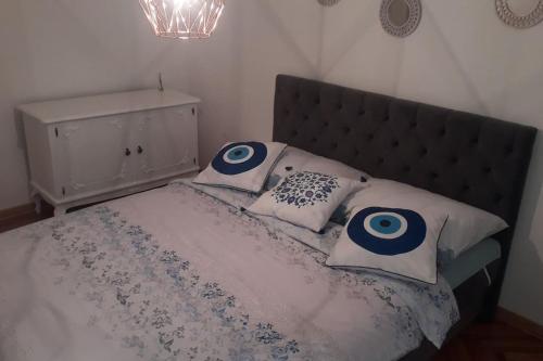 Un dormitorio con una cama con almohadas encima. en Apartman iza Boske, en Banja Luka