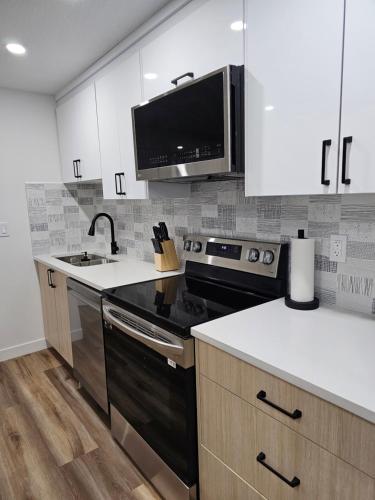 Cucina o angolo cottura di Cozy 2 bedrooms and 1 bath for 4 guests!
