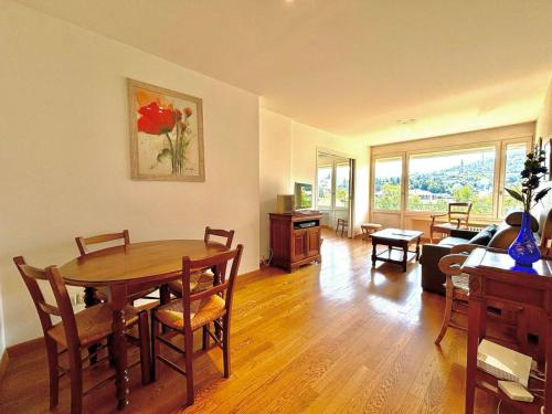 un salon avec une table et un canapé dans l'établissement Appartement à Annecy avec balcon, garage, proche centre historique et lac - FR-1-432-49, à Annecy