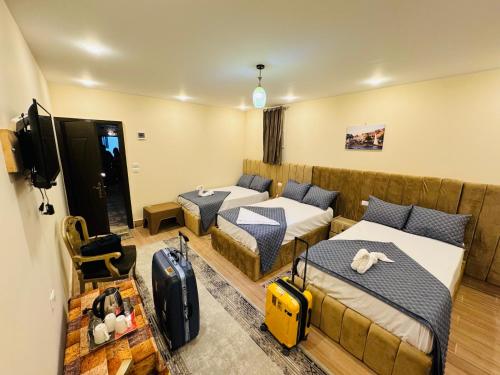 TV a/nebo společenská místnost v ubytování KING ALI Pyramids View Inn