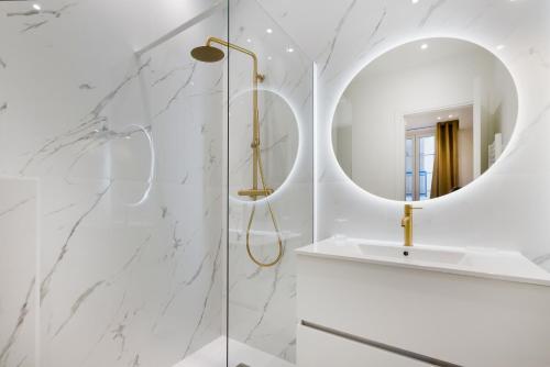 une salle de bain avec douche et miroir dans l'établissement Casa Josa - Suquet, à Cannes