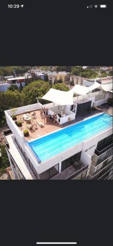 an aerial view of a building with a swimming pool at Departamento de lujo de 2 pisos en Providencia en Zapopan in Guadalajara