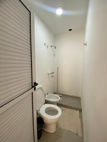 a bathroom with a toilet and a sink at Hotel en Ruta in Fiambalá